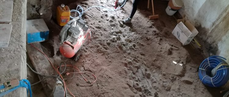 Pioche, balai, puis compresseur, Elise découvre la colonne vertébrale de la cave voutée