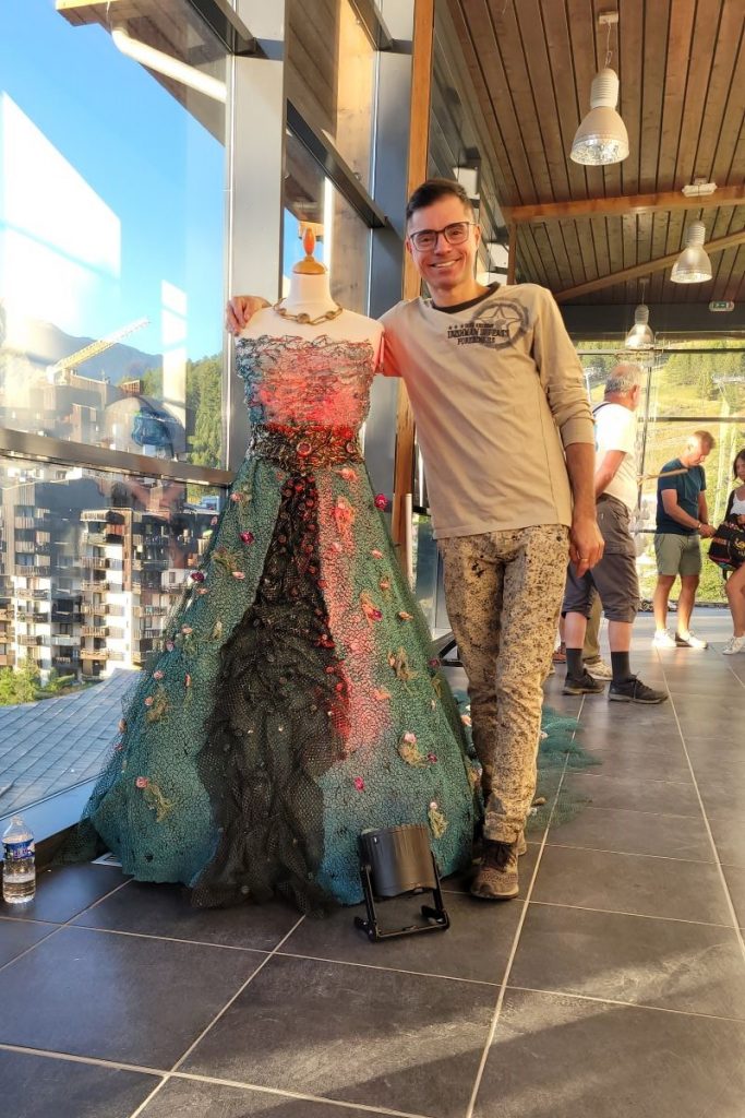 L'artiste Fabio de Sa présentant sa robe La Reine Mére Nature
